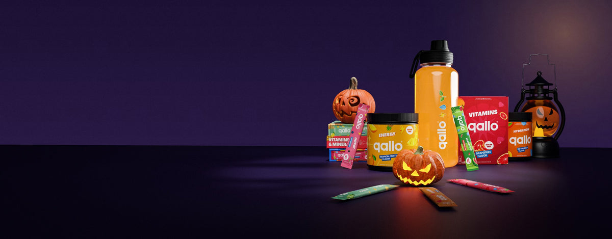 Qallo tubs, drinkfles en zakjes tussen pompoenen en een lantaarn
